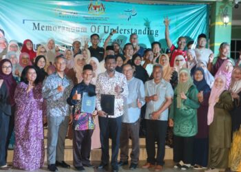 SAHARIMAN Hamdan (empat dari kiri) bersama pengusaha inap desa Pahang pada program Persijilan Muslim Family Assurance Recognition di Kampungstay Desa Murni di Temerloh, Pahang. – UTUSAN/SALEHUDIN MAT RASAD