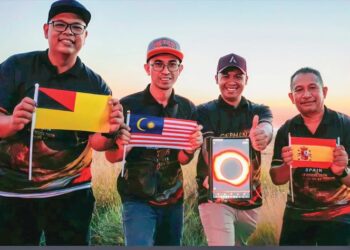 KHAIRUL Anuar Samsuri (dari kiri), Nor Hafiz Abu Kassim, Agku Bolkhizan A Ahmad Thani dan Norfiza Fazila Faisal selepas mencerap gerhana matahari penuh di Zaragoza, Sepanyol, semalam.