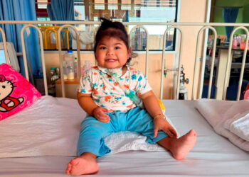 NUHA Al Fathia Muhammad Suhaimi memerlukan penjagaan berterusan dan rawatan rapi dengan penggunaan bantuan mesin oksigen di Hospital Tengku Ampuan Afzan, Kuantan, Pahang. – UTUSAN/DIANA SURYA ABD WAHAB