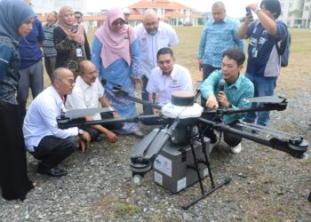 RAZALI Kassim (tiga dari kiri) mendengar taklimat mengenai projek rintis penggunaan dron bagi menghantar sampel darah dari Hospital Bera ke Hospital Sultan Haji Ahmad Shah (Hoshas) di Bera, Pahang. - UTUSAN/SALEHUDIN MAT RASAD