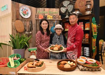 MAUREEN bersama suami dan ibu mentuanya, Kwan Swee Lian.