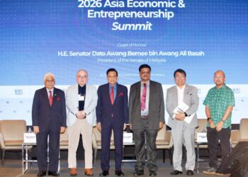 RAMESH Kodammal (dari kiri), Dr Phar Kim Beng, Mohd Iqbal Rawther, Rajiv Biswas, M. Nazri Muhd dan Mohd. Sedek Jantan dalam sesi forum bertajuk “Pilihan Sukar Asia, Mengurus Risiko Geoekonomi dan Geopolitik” sempena Sidang Kemuncak Ekonomi dan Keusahawanan Asia 2026 di Kuala Lumpur, semalam.
