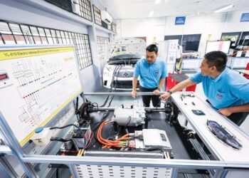SEBAHAGIAN pemegang sijil serta diploma Pendidikan dan Latihan Teknikal dan Vokasional (TVET) masih belum menguasai kompetensi yang benar-benar sepadan dengan keperluan kilang moden.