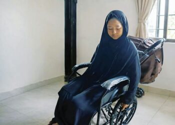 JURIDAH Mohd. Zainal Shah hanya mampu berkerusi roda kerana anggota badan semakin lemah akibat penyakit SLE dan mengalami penyakit buah pinggang di Taman Peramu Jaya di Pekan, Pahang.