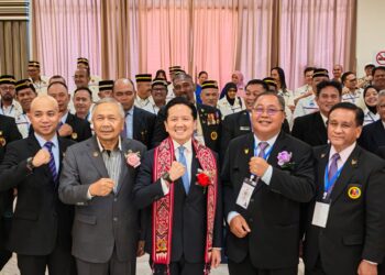 ARTHUR Joseph Kurup sekitar perasmian Persidangan Mesyuarat Agung Persatuan Veteran Angkatan Tentera Malaysia ke-44 di Hotel Platinum Putatan. - Ihsan NRES