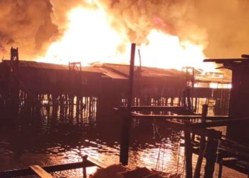 KEBAKARAN memusnahkan rumah atas air melibatkan tiga kampung iaitu Kampung Lok Buta, Kampung Lok Poring dan Kampung Sabang Lama, Kota Kinabalu, Sabah.- JBPM Sabah
