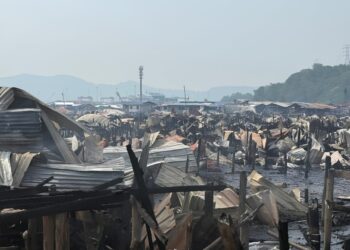 KEADAAN rumah atas air yang terbakar di kawasan Numbak - IHSAN JAWATANKUASA PENGURUSAN BENCANA NEGERI (JPBN) SABAH