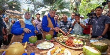 AHMAD Zahid Hamidi melawat reruai pada Majlis Perasmian Laman Usahawan Desa MAHA 2026 di Laman Tiba 1 MAEPS di Serdang, semalam. – UTUSAN/ ISKANDAR ISHAK