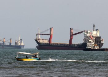 KAPAL-kapal yang membawa bekalan minyak dan gas ali  melalui Selat Hormuz yang dikawal oleh Iran. - AFP