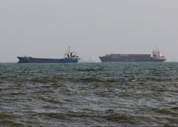 IRAN akan mengalami sekatan ekonomi baharu Amerika Syarikat (AS) selepas Washington menyekat pelabuhan di negara itu. - AFP