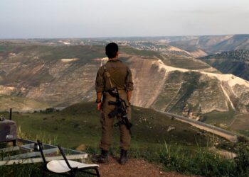 SEORANG askar Israel berdiri di sebuah lokasi tinjauan di Bukit Golan yang dijajah rejim Zionis dengan menghadap selatan Syria. - AFP
