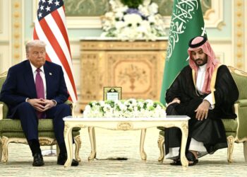 DONALD Trump (kiri) mendengar permintaan Putera Mohamed yang tidak mahu Amerika Syarikat menyerang Iran bagi mengelak konflik lebih besar di Asia Barat. - AFP