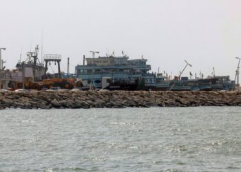TENTERA Amerika Syarikat (AS) boleh menyekat kapal-kapal daripada meninggalkan pelabuhan Iran di Selat Hormuz. - AFP