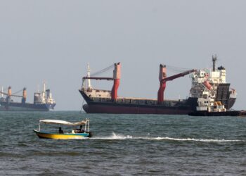 KAWALAN ke atas laluan perkapalan strategik di Selat Hormuz kini semakin bercelaru antara Amerika Syarikat dengan Iran. - AFP