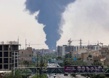 ISRAEL mahu menyerang Iran walaupun tanpa disertai oleh Amerika Syarikat yang lebih suka menekan negara itu berbanding menggunakan pendekatan berperang. - AFP