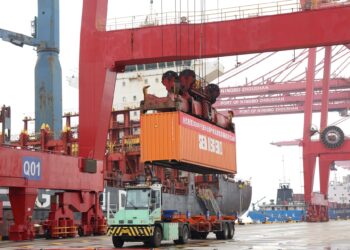 SEBUAH kontena diangkut ketika kapal bersiap-sedia memulakan pelayaran tahunan pertama Laluan Artik China-Eropah di Pelabuhan Ningbo-Zhoushan, wilayah Zhejiang.-AFP
