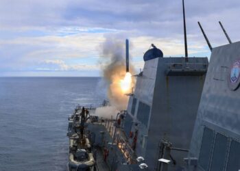 FOTO  dikeluarkan CENTCOM menunjukkan kapal pemusnah kelas Arleigh Burke melancarkan peluru berpandu serangan darat bagi menyokong Operasi Epic Fury dari lokasi yang tidak didedahkan.-AFP