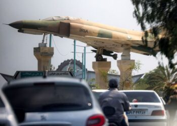REPLIKA pesawat pejuang F-4 Phantom milik Tentera Udara Iran dipamerkan di hadapan laluan trafik di sebuah dataran bandar di Bandar Abbas, selatan Iran. - AFP