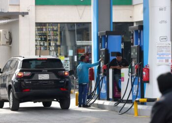 SEORANG pekerja asing bertugas di sebuah stesen minyak di ibu negara Arab Saudi, Riyadh.- AFP