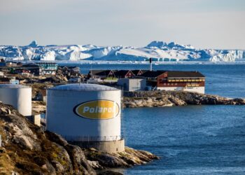 GAMBAR fail menunjukkan kemudahan penyimpanan minyak di pelabuhan di Ilulissat, barat Greenland.- AFP