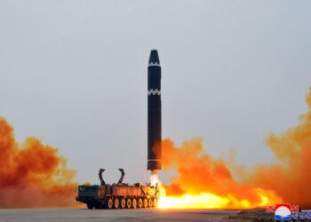 GAMBAR fail Korea Utara melancarkan ujian peluru berpandu Hwasong-15 yang boleh membawa kepala peledak nuklear. - AFP