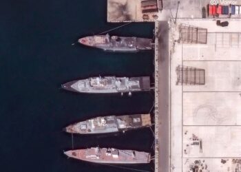 IMEJ satelit kelmarin menunjukkan kapal-kapal yang mengalami kerosakan teruk di pangkalan tentera laut Novorossiysk di Russia. - AFP