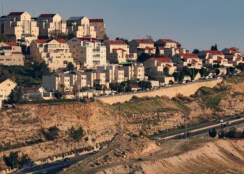 KENDERAAN bergerak di sepanjang lebuh raya berhampiran penempatan Israel, Maale Adumim di timur laut Baitulmuqaddis, Tebing Barat yang diduduki .- AFP