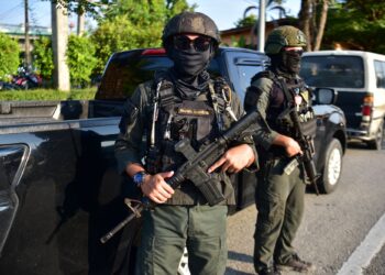 ANGGOTA polis berkawal ketika umat Islam berkumpul untuk menunaikan solat di wilayah Narathiwat, selatan Thailand.-AFP