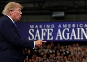 DONALD Trump menyampaikan ucapan di Pusat Latihan dan Perisikan David S. Mack di Garden City, New York.-AFP