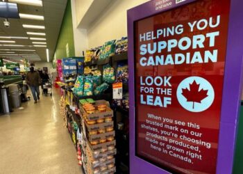 PAPAN tanda memaklumkan pelanggan untuk memilih produk buatan Kanada di sebuah pasaraya di Windsor, Ontario.- AFP