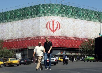 BENDERA kebangsaan Iran dipamerkan pada sebuah bangunan di Dataran Enghelab, Teheran, ketika konflik antara Iran dan Amerika Syarikat (AS) memasuki bulan keenam.- AFP