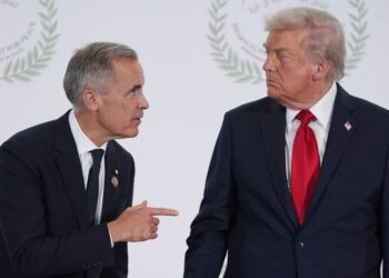 PERDANA Menteri Kanada, Mark Carney (kiri) bersama Presiden AS, Donald Trump.- AFP