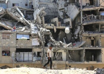 SEORANG pemuda Palestin berjalan melalui kawasan runtuhan bangunan yang musnah akibat serangan Israel di Khan Younis, selatan Gaza.- AFP