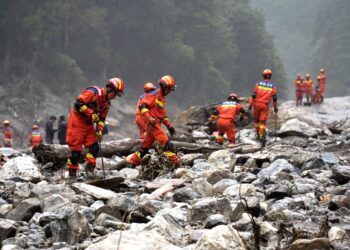 PASUKAN penyelamat menjalankan operasi pencarian mangsa hilang selepas tanah runtuh dan banjir lumpur memusnahkan Pelabuhan Gyirong, di daerah Gyirong di wilayah Tibet, barat China semalam.- AFP
