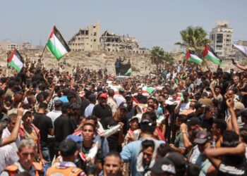 RAKYAT Palestin menghadiri pengebumian keluarga Abu Sharia dan al-Hasayna yang ditemukan dalam runtuhan bangunan kediaman akibat pengeboman Israel di kejiranan al-Sabra, Gaza City, kelmarin.- AFP