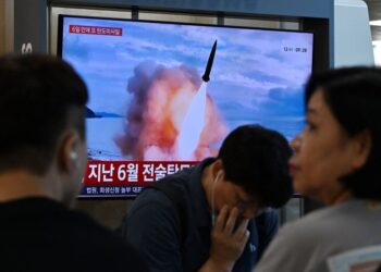 LAPORAN berita mengenai pelancaran peluru berpandu Korea Utara disiarkan pada skrin di Stesen Seoul, Korea Selatan. - AFP
