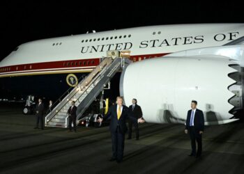 GAMBAR fail menunjukkan Presiden Donald Trump berdiri di hadapan pesawat Air Force One di Mildenhall, timur England, sebelum meneruskan perjalanan ke AS semasa pulang dari sidang kemuncak NATO di Turkiye.- AFP