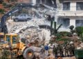 ASKAR Israel berkawal ketika jentolak merobohkan sebuah bangunan milik Palestin atas alasan tiada permit pembinaan di Qalandia, selatan Ramallah, Tebing Barat.- AFP