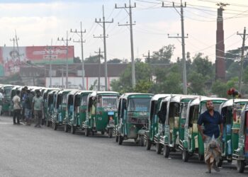 BECA berkuasa CNG menunggu selama berjam-jam untuk mengisi minyak di daerah Brahmanbaria, Bangladesh.- AFP