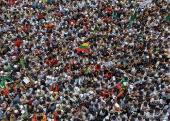 PELARIAN Rohingya mengadakan perhimpunan sempena Hari Peringatan Genosid di sebuah kem pelarian di Cox's Bazar, Bangladesh, kelmarin.- AFP