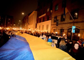 ORANG ramai menyertai demonstrasi sempena ulang tahun keempat pencerobohan besar-besaran Russia ke atas Ukraine di Copenhagen, Denmark.- AFP