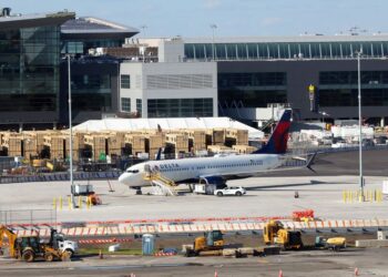 JURUTERBANG pesawat Delta Air Lines membuat pendaratan cemas kerana sakit. - AFP