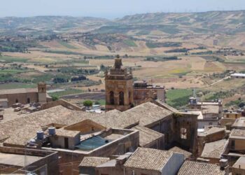 RUMAH-rumah di Naro dijual hanya RM4.70. -  Konsortium Perbandaran Bebas Agrigento