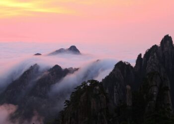 PEMANDANGAN indah puncak Gunung Laojun kelihatan seolah-olah terapung di atas awan.-AGENSI