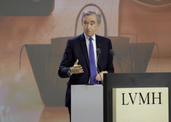 BERNARD Arnault menafikan syarikatnya tidak mengambil pekerja obesiti. - AFP