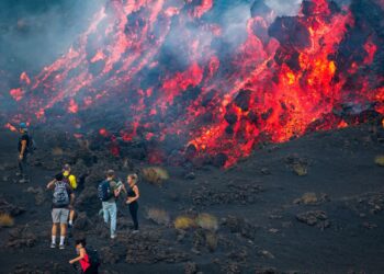 BEBERAPA pelancong berdiri dekat lahar Gunung Etna, Catania. - AFP