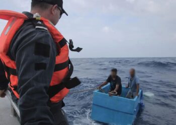 DUA nelayan yang berlindung di dalam sebuah kotak penyejuk berjaya diselamatkan. - KEMENTERIAN TENTERA LAUT MEXICO