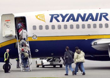 TINGKAP sebuah pesawat Ryanair pecah akibat serpihan bilah kipas. - AFP