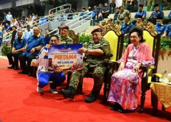 TUANKU Syed Sirajuddin Jamalullail menyampaikan hadiah kepada pemenang pasukan kawad terbaik bersempena sambutan Hari Kebangsaan Ke-69  peringkat negeri ini di Kompleks Tuanku Syed Putra, Kangar, Perlis malam tadi.-UTUSAN