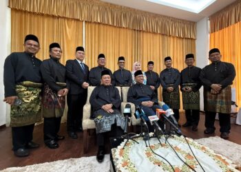 MENTERI Besar, Datuk Ismail Lasim (duduk, kiri) dan Setiausaha Kerajaan Negeri Sembilan, Datuk Mohd. Zahir Ibrahim bersama 10 Exco Kerajaan Negeri Sembilan yang baharu dilantik semasa sidang akhbar di Seri Menanti, Kuala Pilah, hari ini.-UTUSAN/NOR SHAFIQAH MOHD. GHAZALI